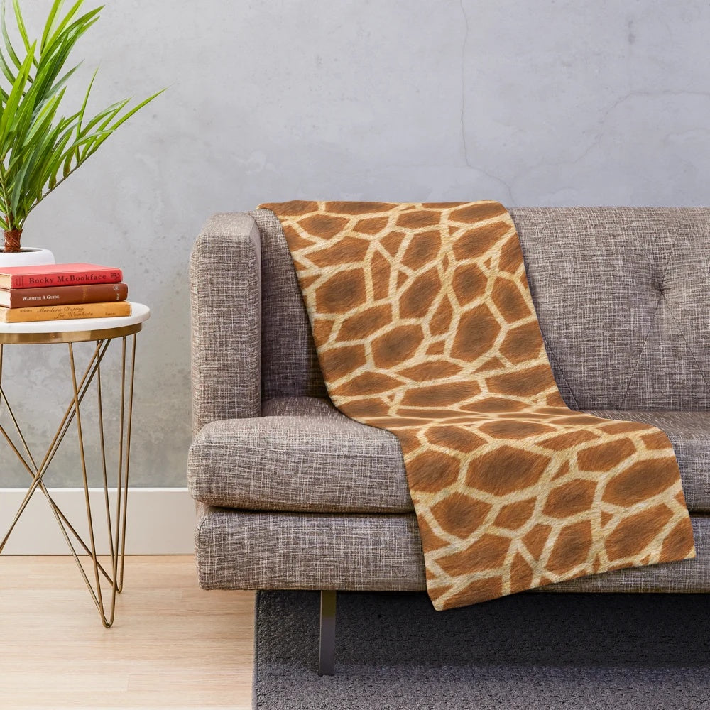 Giraffe pattern plush blanket, soft and warm home decor