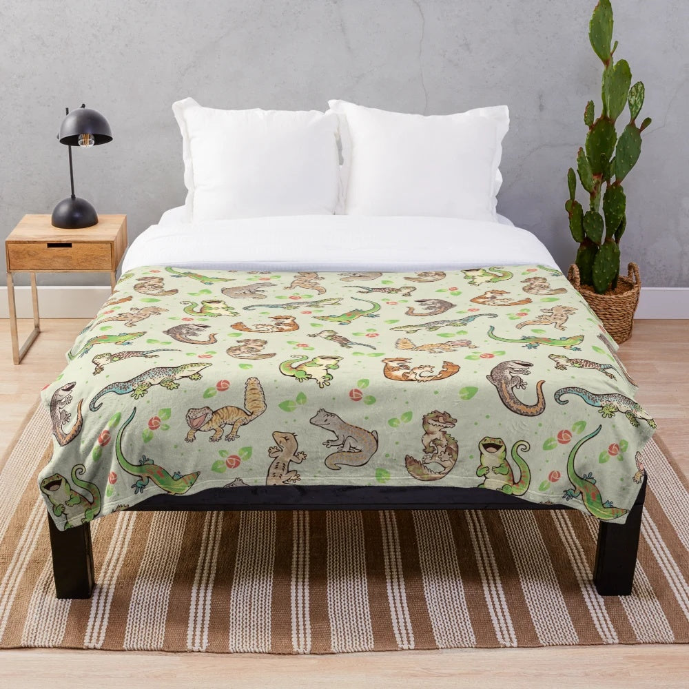 Soft and plush spring gecko pattern blanket