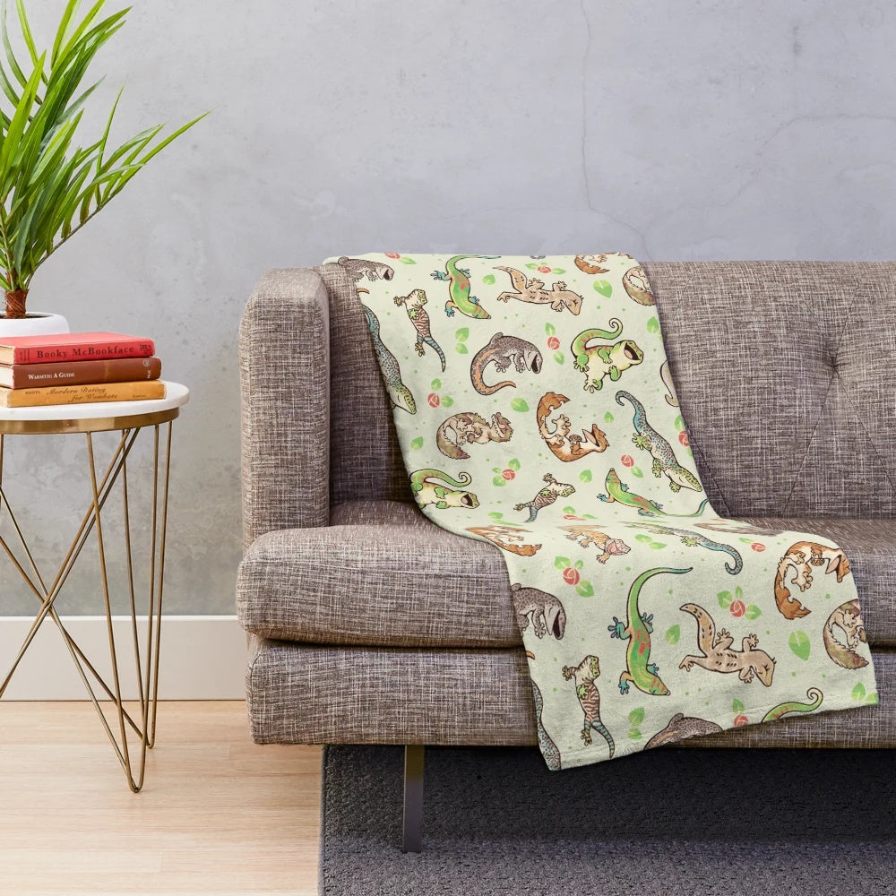 Soft and plush spring gecko pattern blanket