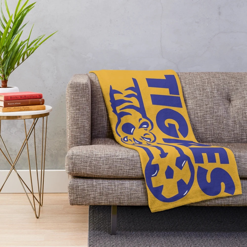 Vintage-style UANL Tigres plush blanket